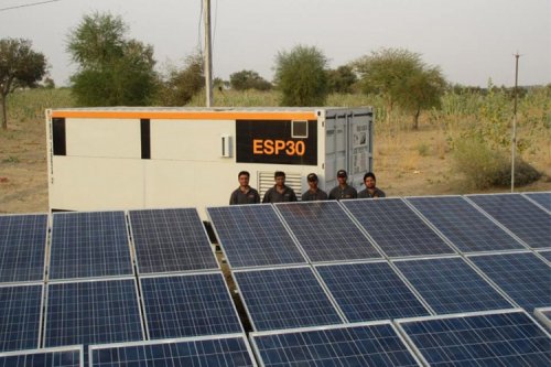 باتری خورشیدی برق را به مناطق دورافتاده و محروم می‌برد