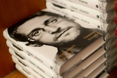 آمریکا از اسنودن به خاطر چاپ کتاب خاطراتش شکایت کرد؛ تلاش دولت برای توقیف درآمدها
