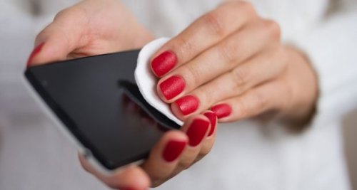 چرا تمیز کردن گوشی موبایل به صورت مرتب لازم است؟